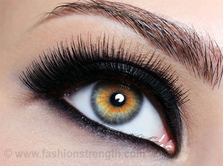 Apply Mascara on Lashes for black edge eye makeup