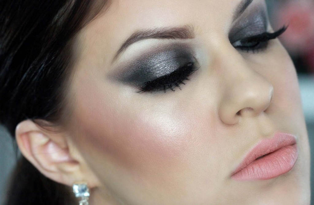 Beautify eyes With a Highlighter for black edge smokey eyes