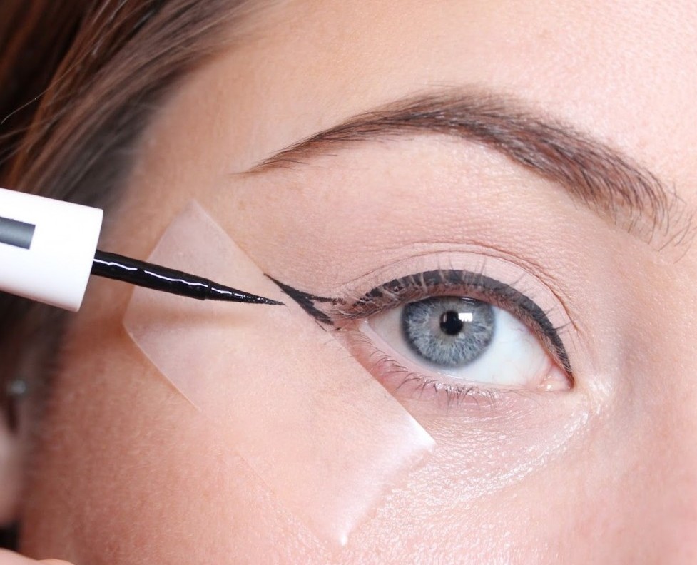 applying eyeliner with simple tape