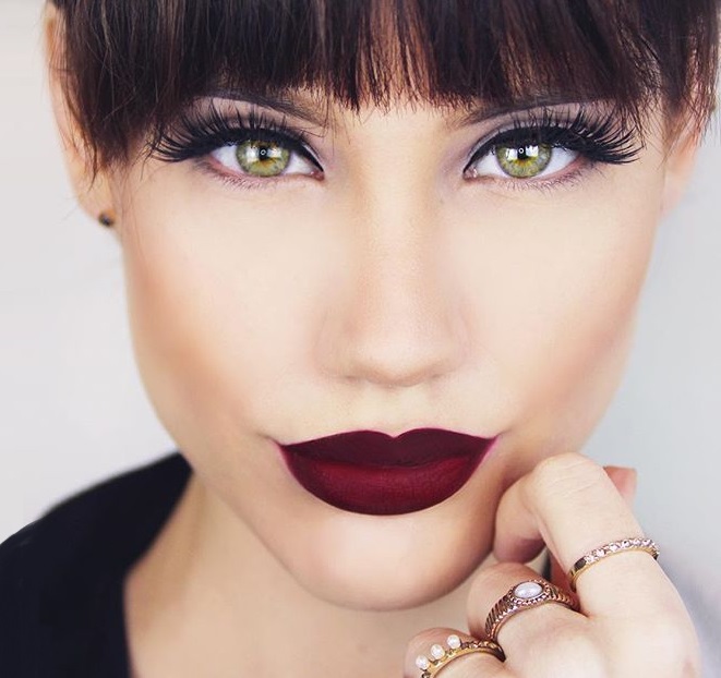 Red wine lips for classy Summer look