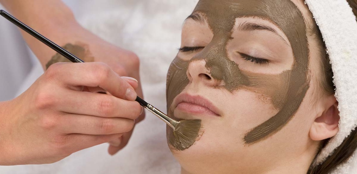 Apply mixture of multani mitti mixed with rose water to treat oily skin.